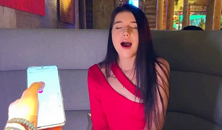 Jolly Butt 在与朋友约会时在桌子底下自慰