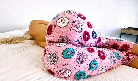 抓住我继母手淫并帮助她高潮