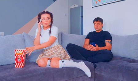 当我的继妹和她的新朋友聊天时，我不小心和她发生了性关系