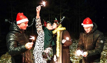 两对俄罗斯夫妇庆祝新年并进行群交