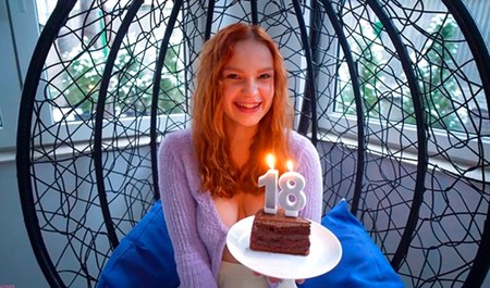 红发女郎 Verlonis 十八岁了，她的朋友和她发生了性关系