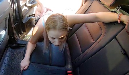 他在路上停下车，开始在车里和女朋友做爱