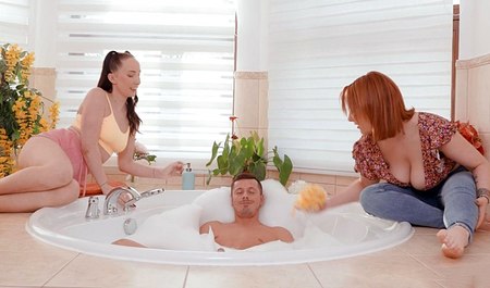 他同时与两个女朋友发生性关系，但从不抱怨……