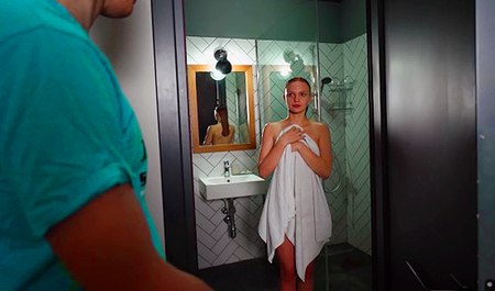 我偷看了我继妹洗澡的样子，然后就在那里操了她