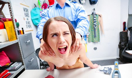 一名商店保安在办公室里骚扰一名商店扒窃者。