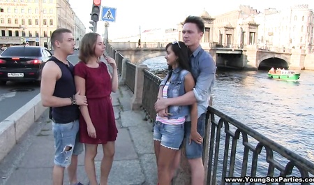 两对学生进行群交