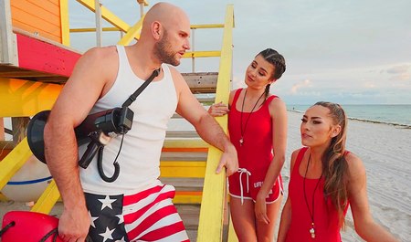 救援人员和他们的老板正忙着拯救彼此的性挫折