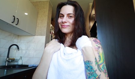 为了两千美元任何女孩都会同意的......