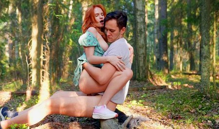 俄罗斯夫妇在夏日森林里散步并在那里做爱