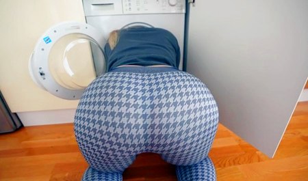 帮助我的继妹修车，然后他发生了性关系