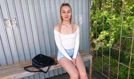 在公交车站搭讪一名女孩并在车里与她发生性关系