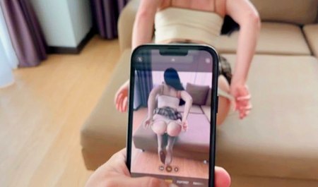 Sweetie Foxy 在继妹的怂恿下用手机拍摄自己的裸照