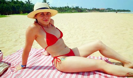 在海滩上搭讪一个穿红色泳衣的女孩，然后在我的房间里和她做爱