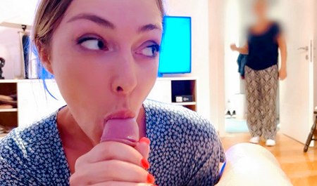 娜斯佳·苏霍鲁科娃 (Nastya Sukhorukova) 在她妈妈面前吮吸鸡巴，她非常高兴......