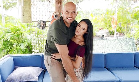 JMac 遇到了一个女孩，并将他的阴茎末端插在她的两腿之间......