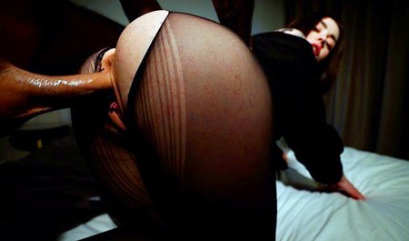 索尼娅和马克制作自制色情片，并取得了成功