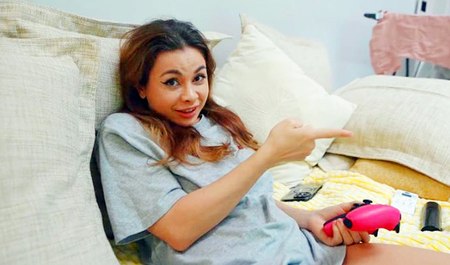 Loshli Lips 种了一些草，甚至还抽了它。