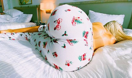 晚上我的继母和她的情人做爱，早上她和我做爱......