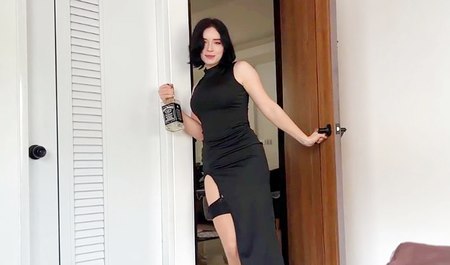 Sweetie Fox 的继妹喝醉了，被她哥哥狠狠地操了……