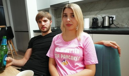 珍妮在床上和她丈夫的朋友做爱，而他在另一个房间