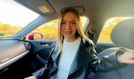 一名男子开车搭载一名女子，然后该女子给他口交