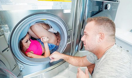 这家伙总是对自己优雅的女朋友感到满意，因为她有小孔，而且能够射在她脸上……