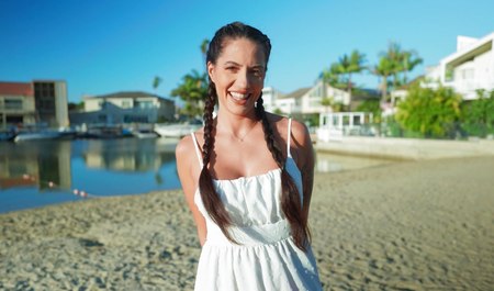 Charles Dera 与性感的 Coco Bae 做爱，证明自己是位绅士