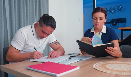 这位未来的学生趁着……的机会狠狠地揍了他的导师 Luna Roulette 一顿。