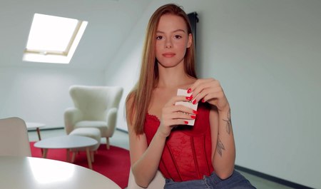 与美丽继妹玩纸牌游戏以在卧室做爱结束