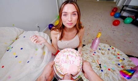 哥哥用性爱和食物自慰来庆祝继妹的生日