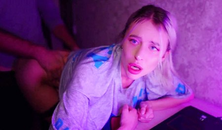 你可以吮吸阴茎并玩到半夜……