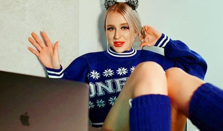 他先是和娃娃做爱，然后和继母做爱......