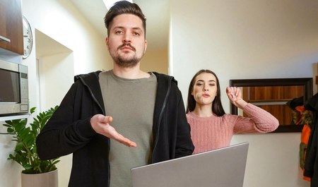 花花公子背着男朋友跟女孩发生关系