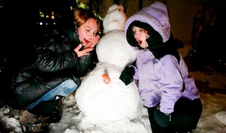 从堆雪人开始，到最后以女同性爱结束