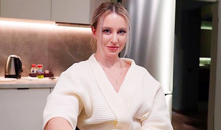 继妹 Mila Lioness 帮助继兄缓解性紧张