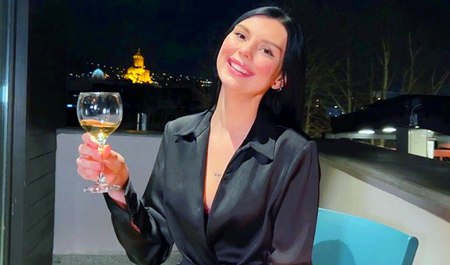 我们玩了一个游戏，我选择戴避孕套做爱，但我后来还是把它脱掉了