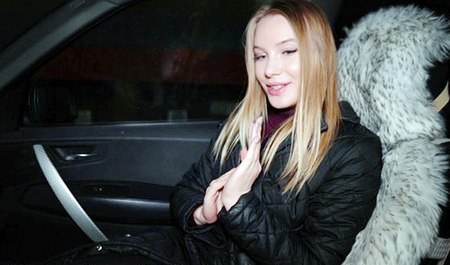 在车里和我继兄的老婆做爱……