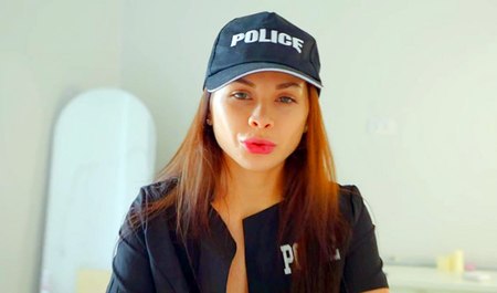 萝莉·利普斯 (Loli Lips) 与她的朋友发生性关系，因为她的朋友试图在床上进行粗暴的性行为......