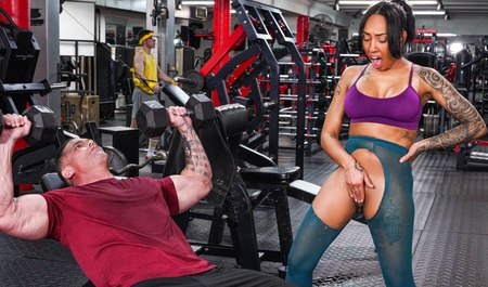 甜美混血儿去健身房是为了性爱，而不是为了运动