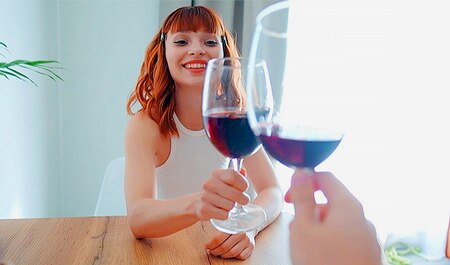 与模特 (18 岁以上) 约会，然后发生性关系