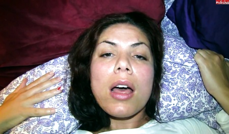 男子用手自慰醉酒女友的阴道