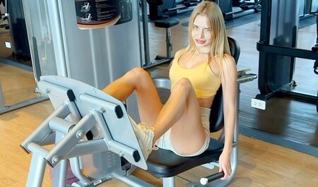 加州宝贝在健身房被男人干，在公共厕所被干