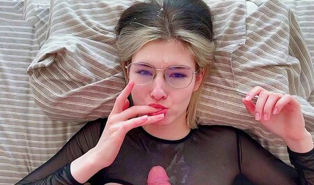 我的继妹不想去上学，但她总是愿意做爱