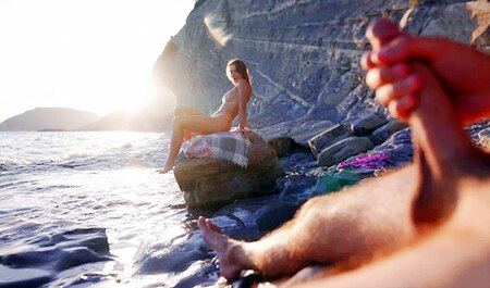 我们在海滩上和一个女孩互相爱抚，度过了一段美好的时光