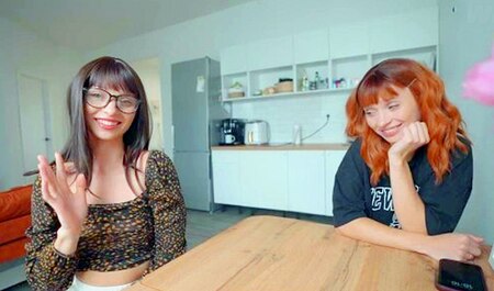 我朋友的妻子在我们家里做爱时手淫