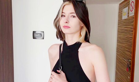 我和我的伴侣在酒店出差期间在同一张床上做爱