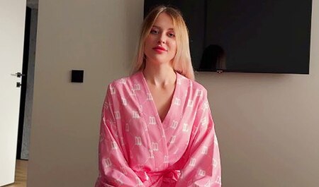 她把男孩抱起来并要求撞击......