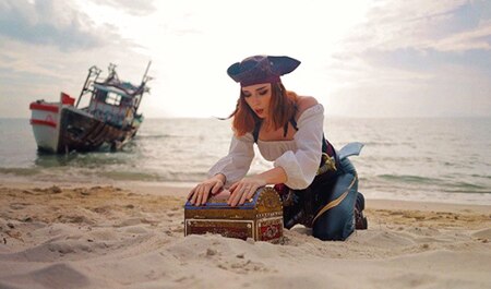 Sweetie Fox 就像一个真正的海盗，想干就干