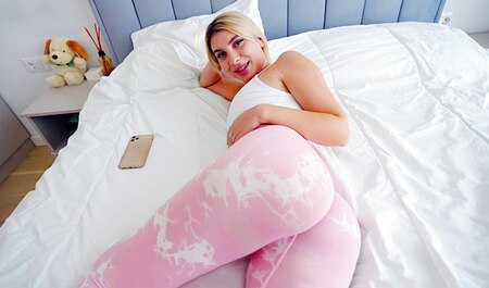 我抓住了继妹的丁字裤，然后操了她的屁股