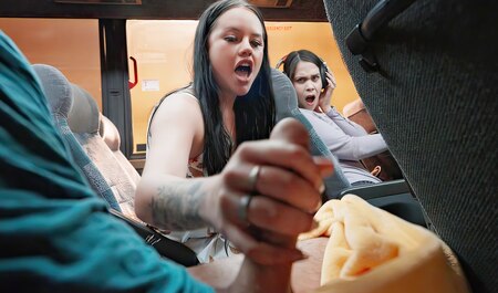 在乘坐公共汽车时玩得很开心，并且达到了高潮......